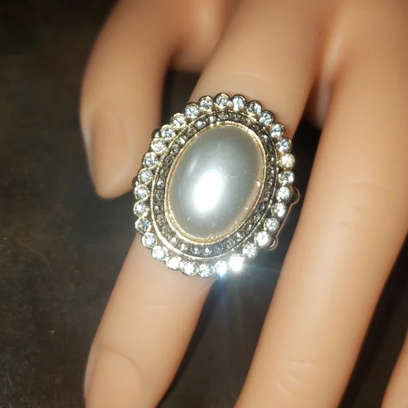 VINTAGE FAUX PEARL ELASTIC RING - Picture 1 of 3